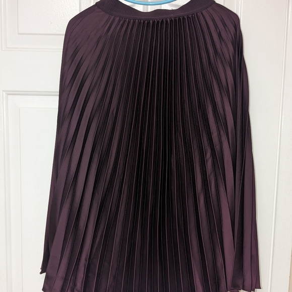 Pleated Skirt burgandy color - Picture 6 of 7